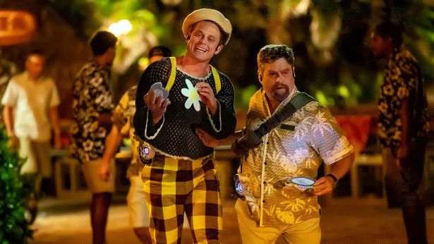 人間の姿になったプリークリー(ビリー・マグヌッセン)とジャンバ博士(ザック・ガリフィアナキス)