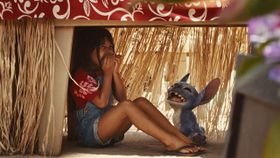 モフモフな実写版スティッチとリロ。2人の可愛さ＆絆の尊さにメロメロ