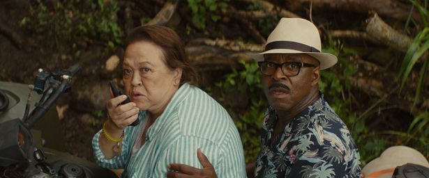 トゥトゥ(エイミー・ヒル)とコブラ (コートニー・B・ヴァンス)もオハナになる