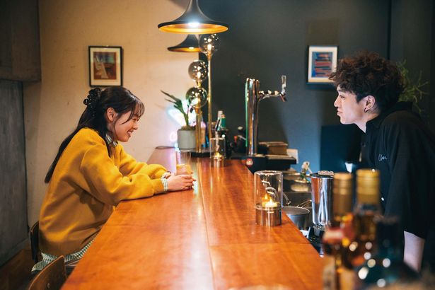 亜子の行きつけのバーの店長である辻󠄀