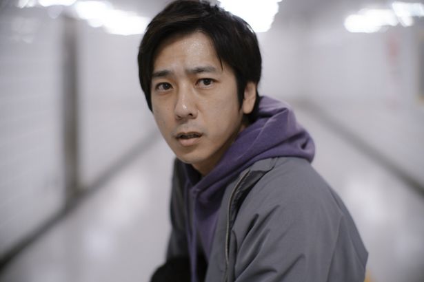 二宮和也演じる主人公が、進んでも同じ場所に戻ってしまう地下鉄通路に迷い込む(『８番出口』)