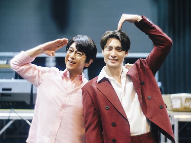 【写真を見る】出演者の及川光博はじめ主演の森崎ウィン＆向井康二のオフショットも