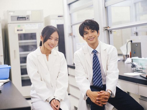 白衣姿の森崎ウィンと大学時代の同級生役を演じる齊藤京子