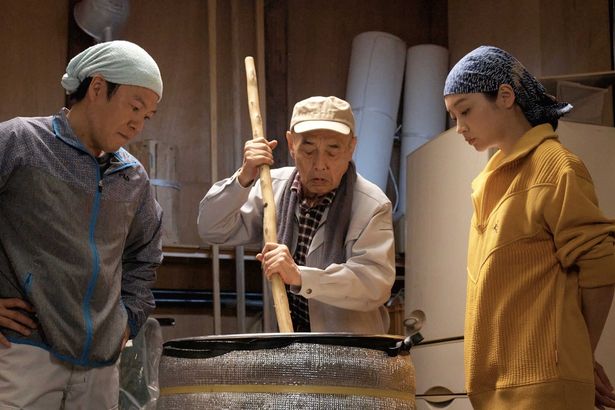 日本酒造りは微生物相手の繊細な作業。蔵人たちが命がけで酒造りに挑む