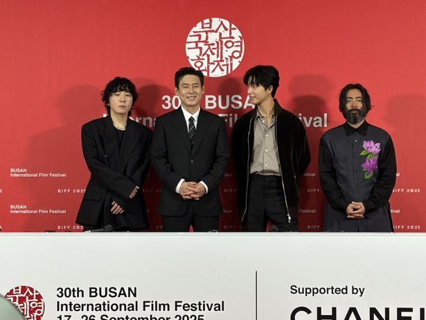 記者会見に登場したビョン・ヒョンソン監督、ソル・ギョング、ホン・ギョン、山田孝之