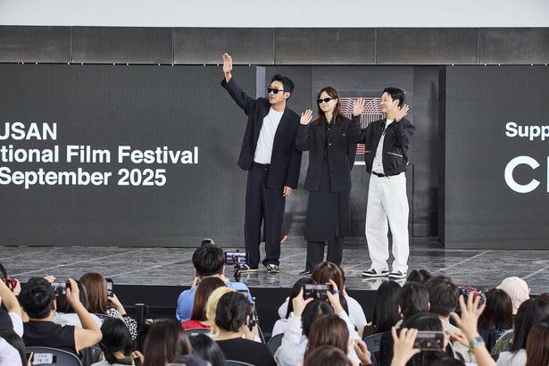 ハ・ジョンウとコン・ヒョジンはお揃いのサングラスで登場し仲良しぶりをアピール