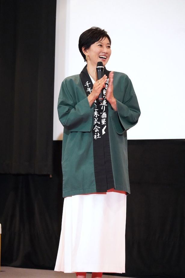 菊川は日本酒を愛する農水省の地域調査官の神崎理恵を演じている