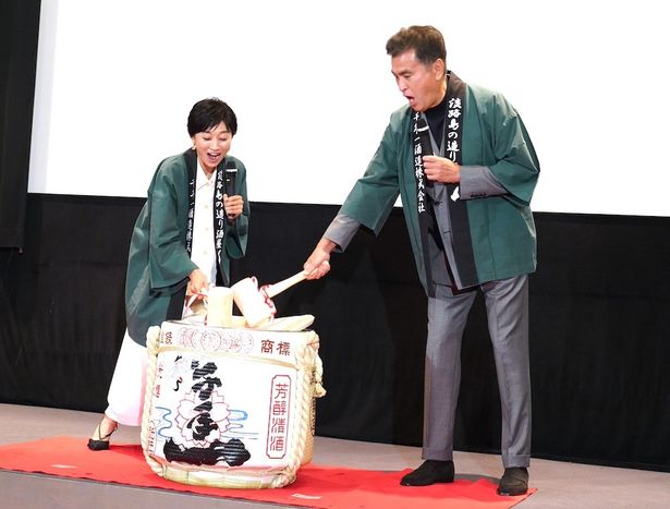「人生初の鏡開き！」とワクワクしていた菊川