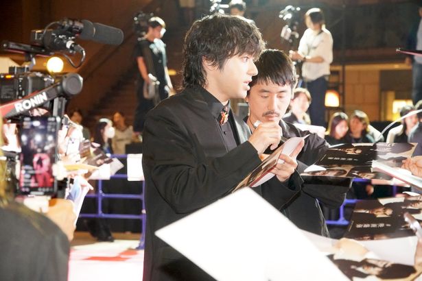 会場に集まった200人以上のファンと交流
