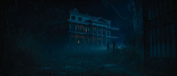 【写真を見る】ディズニーランドの人気アトラクションを実写映画化した『ホーンテッドマンション』