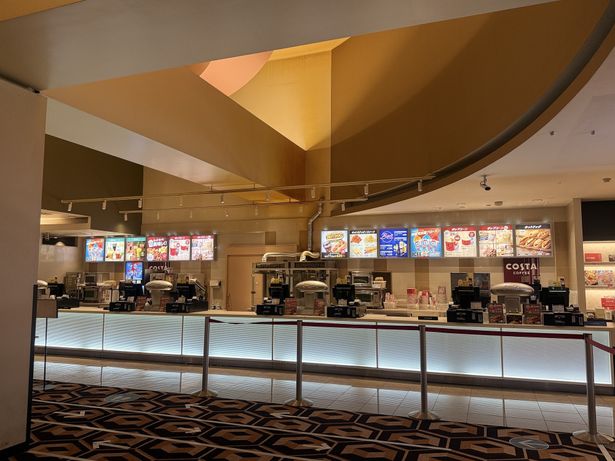 コンセッションでは、キャラメルポップコーンの香りが漂う
