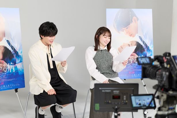 【写真を見る】長尾謙杜×山田杏奈、笑顔で臨んだ校内放送収録の様子をのぞき見！