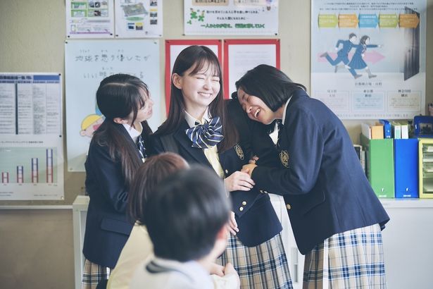 山田杏奈演じる景はクラスの人気者