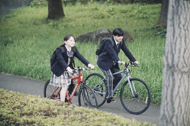 長尾謙杜演じる宮嶺は転校した高校で、山田杏奈演じる明るく優しい景に惹かれていく