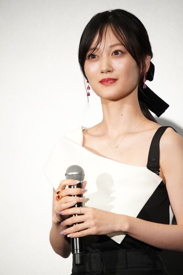 山下美月は、「原作に助けられながら演じた」と話した