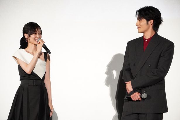 水上恒司と山下美月が夫婦役を演じた