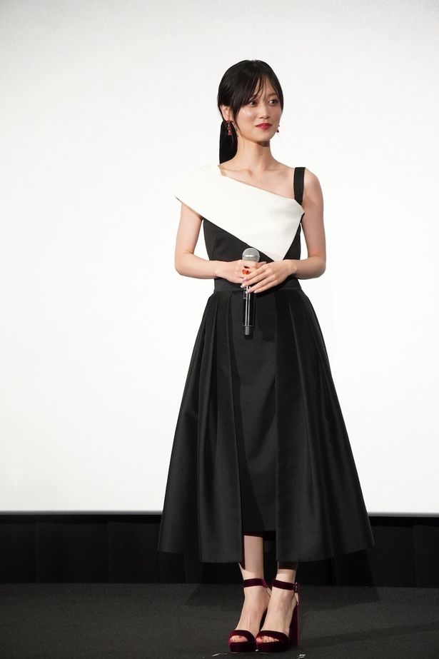 【写真を見る】山下美月、キュートなモノトーンドレスで登場！