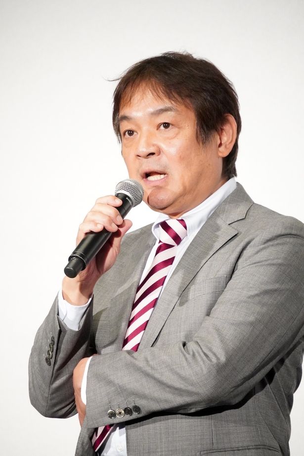 『火喰鳥を、喰う』公開記念舞台挨拶に登壇した本木克英監督