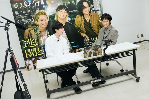 【写真を見る】学生時代の思い出話で盛り上がる、北村匠海＆林裕太！校内放送収録中のオフショット
