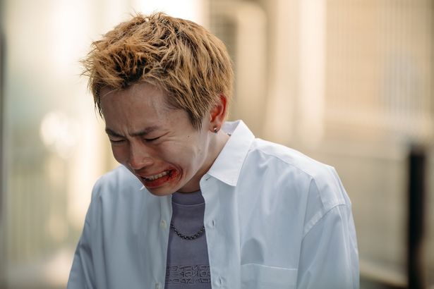 マモル(林裕太)は軽い気持ちで“闇ビジネス”の世界に足を踏み入れてしまう