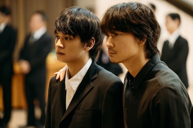 梶谷(綾野剛)はタクヤを“闇ビジネス”に誘い、戸籍売買の仕事を教えた兄貴的存在