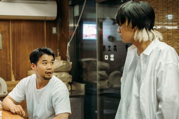 タクヤにそそのかされ、戸籍を売ってしまった⽮本悠⾺演じる江川春翔(⾕⼝ゆうと)