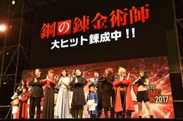 コスプレイヤーと記念撮影に収まる曽利監督、朴ロ美、本田翼、西原梨恵