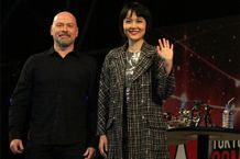 東京コミコンで来場者に笑顔で応えるデナイト監督と菊地凛子