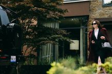 ヨルゴス・ランティモス監督とエマ・ストーンが四度目のタッグを果たした映画『Bugonia』