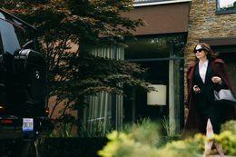 ヨルゴス・ランティモス監督とエマ・ストーンが四度目のタッグを果たした映画『Bugonia』