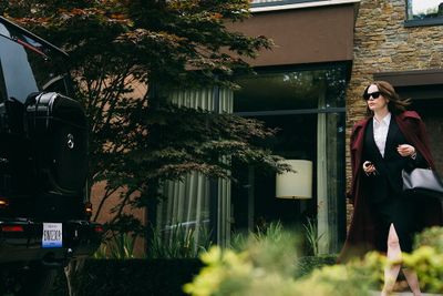 ヨルゴス・ランティモス監督とエマ・ストーンが四度目のタッグを果たした映画『Bugonia』