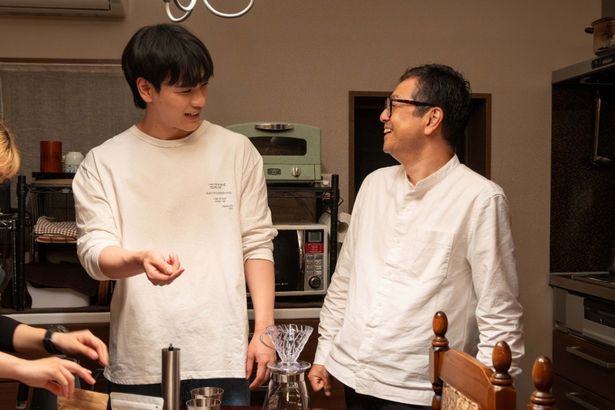 【写真を見る】豆原一成はUCC コーヒーアカデミー講師川口雅也から、コーヒーの技術指導を受けたという