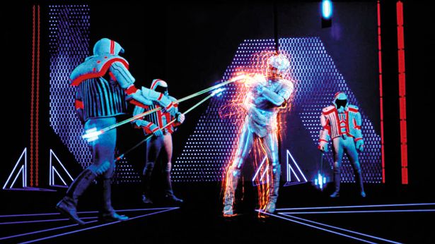 CGと共にマットペイントや実写撮影などアナログ技術も用いられた