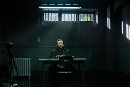 「スズキタゴサク」と名乗る謎の中年男を佐藤二朗が怪演