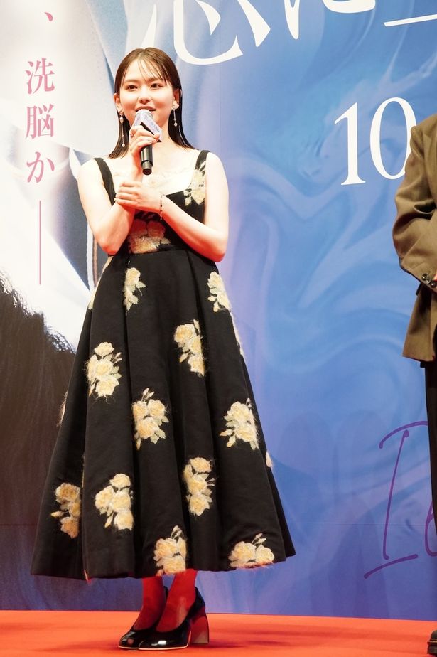 エレガントな花柄ドレスで登場した山田杏奈