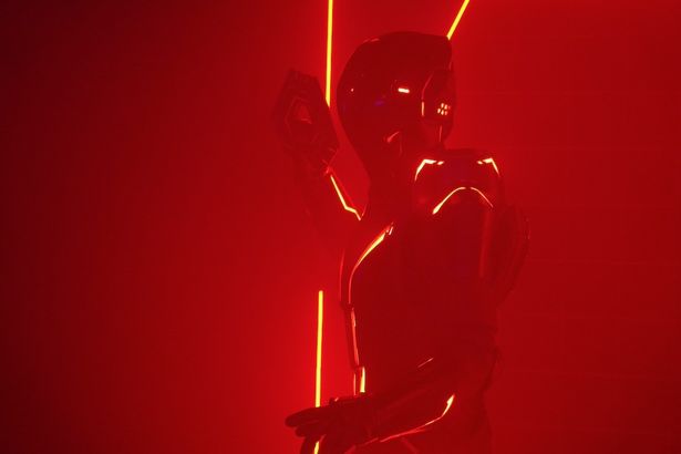ディスクを手にポーズを決めるAI兵士