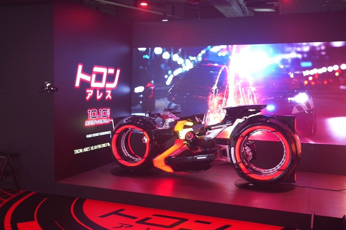 ライトサイクルに乗って『トロン：アレス』の世界へ没入！「『トロン：アレス』イマーシブ・エクスペリエンス」体験レポート｜最新の映画ニュースならMOVIE  WALKER PRESS