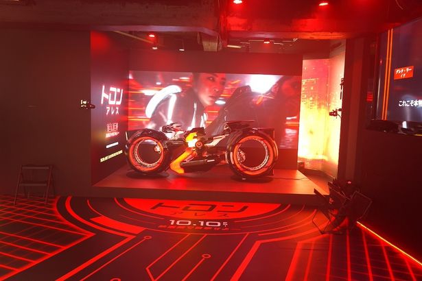 【写真を見る】ライトサイクルのライド体験ができる「『トロン：アレス』イマーシブ・エクスペリエンス」