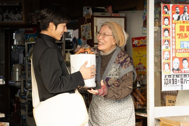 駄菓子屋店主のサキ(高畑淳子)