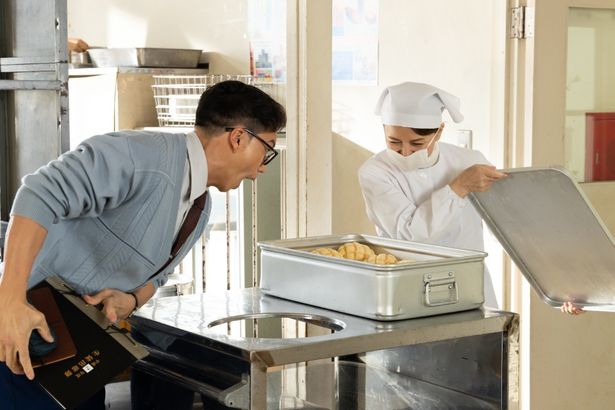給食のおばさん牧野(いとうまい子)が開けるバットの中にはメロンパンが…！
