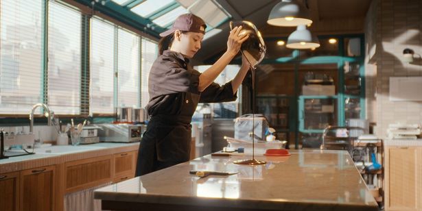 天才パティシエとしての正体を隠してチョコレート店で働くハナ