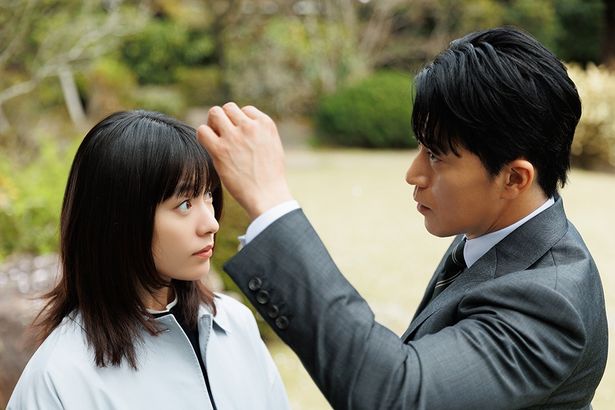 なぜかお互いに触れ合い、見つめあうことができる壮亮とハナ
