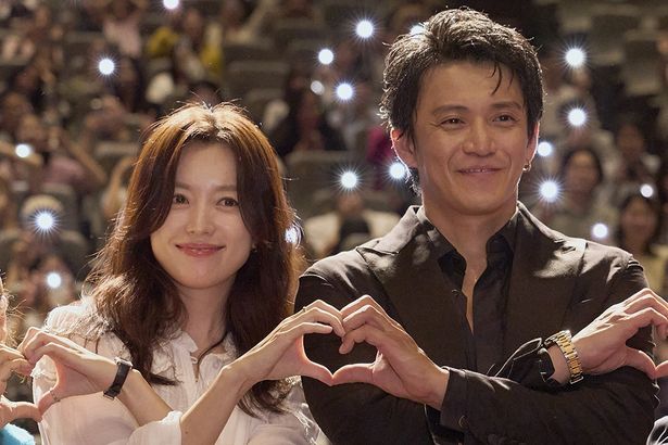 第30回釜山国際映画祭に監督と共に登壇したハン・ヒョジュと小栗旬
