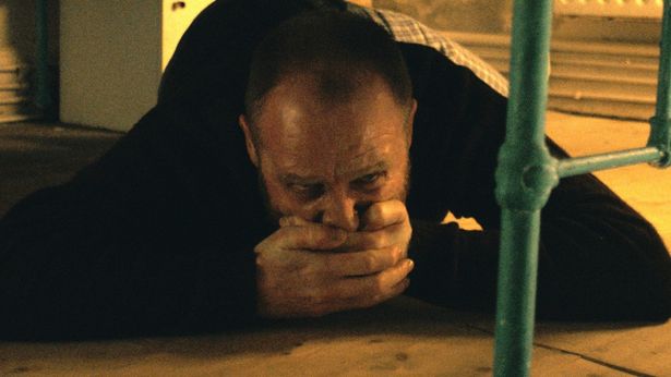 【写真を見る】ベッドの下で息をひそめ怯える男性をとらえた場面写真