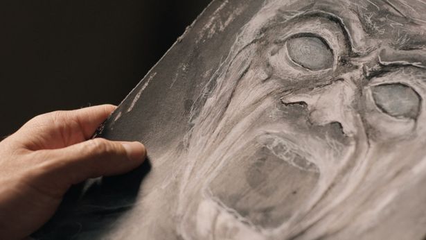 呪われた木製マネキンの不気味な絵