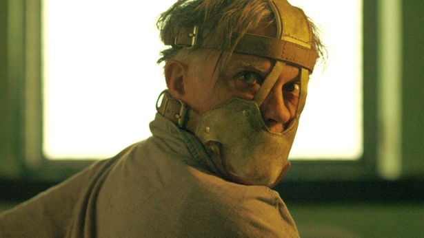 拘束マスクを着用し鋭い視線を向ける男