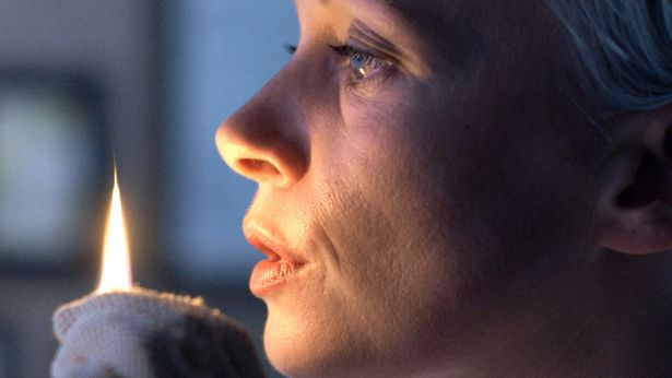 盲目で霊視能力を持つダーシーは、惨殺された姉の死の真相へ迫っていく