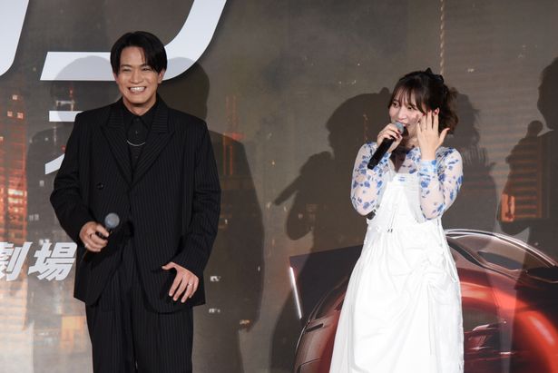 【写真を見る】内田真礼＆石川界人が夫婦で登壇！薬指の指輪にも注目