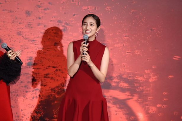 作品をイメージした赤い衣装で登壇した堀田茜