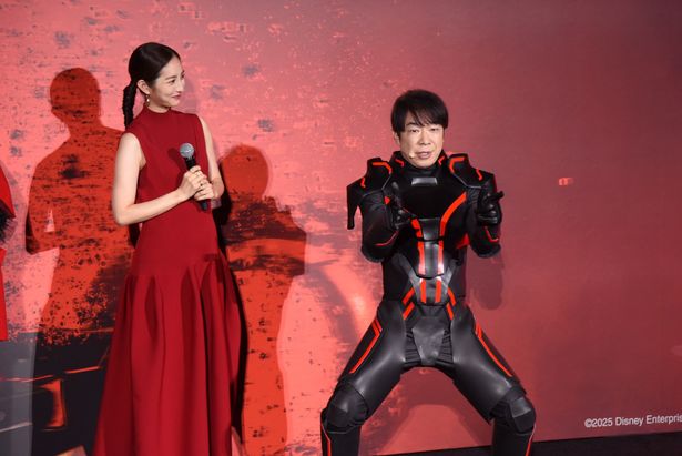 “トロンスーツ”を着こなし、AI芸人としてイベントに参加したダンディ坂野